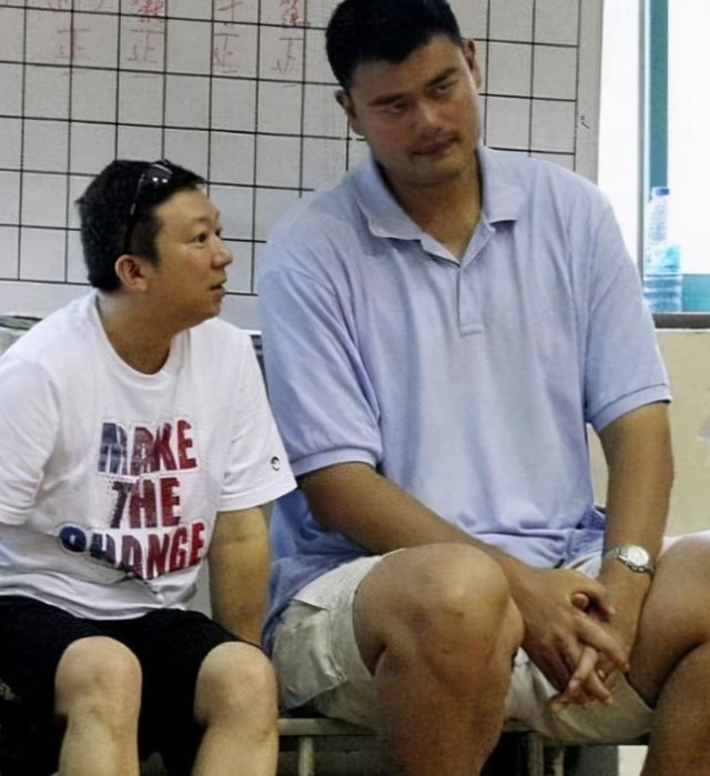 口服液|让奥尼尔都显娇小的姚明体型多夸张?泳池里训练似浩克