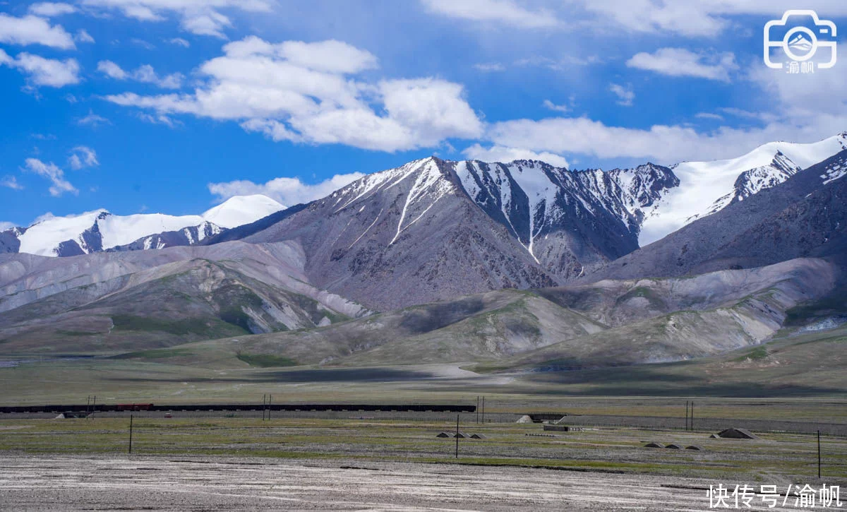 天下风物——《昆仑山北段最高峰的绝佳观景处，雪峰连绵美如画卷，免费对外开放》风光题照