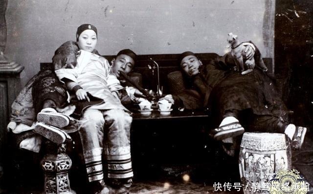 吸食|老照片：吸食鸦片的清朝人，女子床上迷迷糊糊，男子瘦成皮包骨头