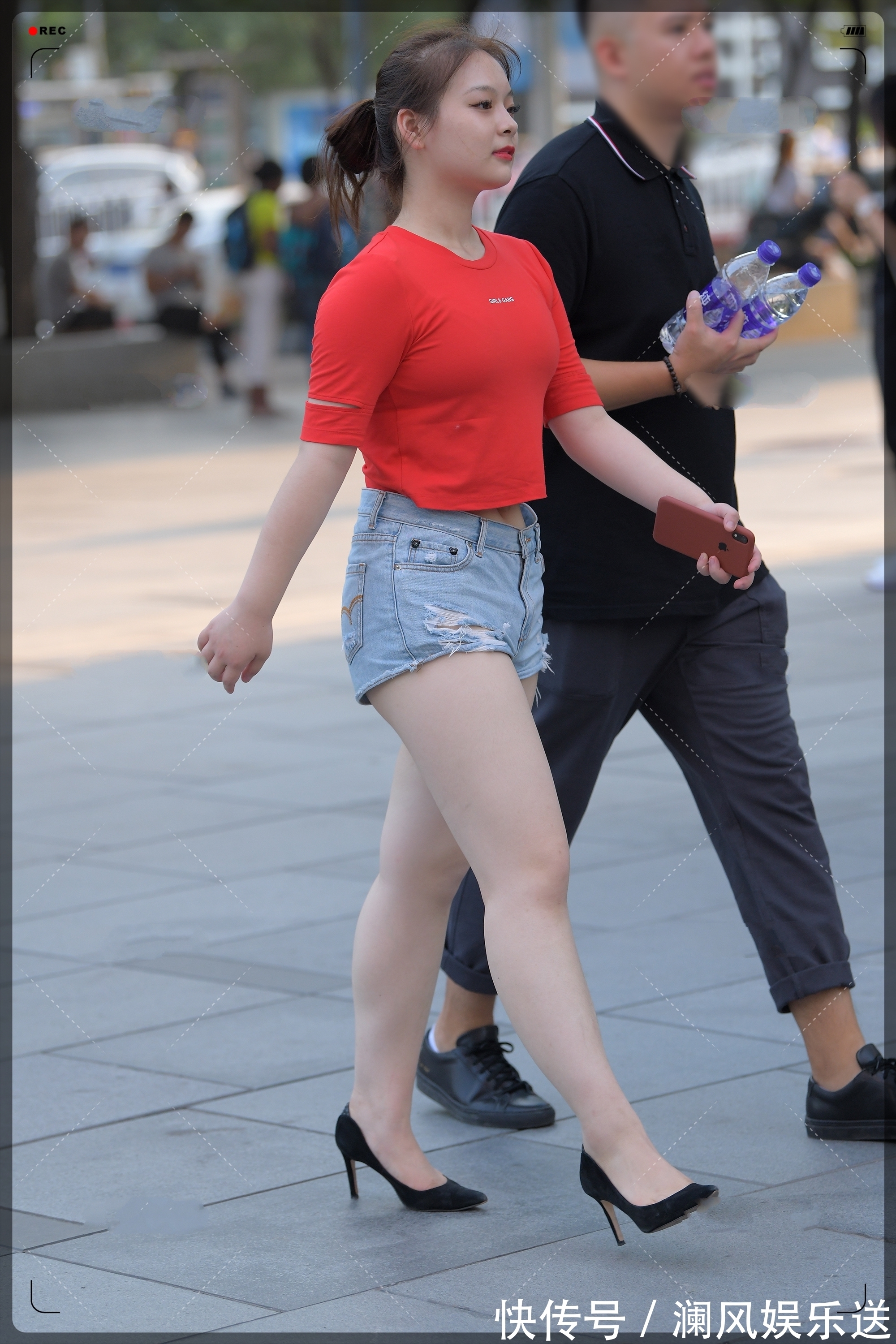 小白鞋 红色短T尽显青春活力,搭配浅色牛仔裤运动又减龄,时尚感十足