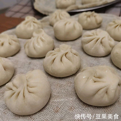 5分钟就能做好的猪肉白萝卜小笼包，简单又好吃