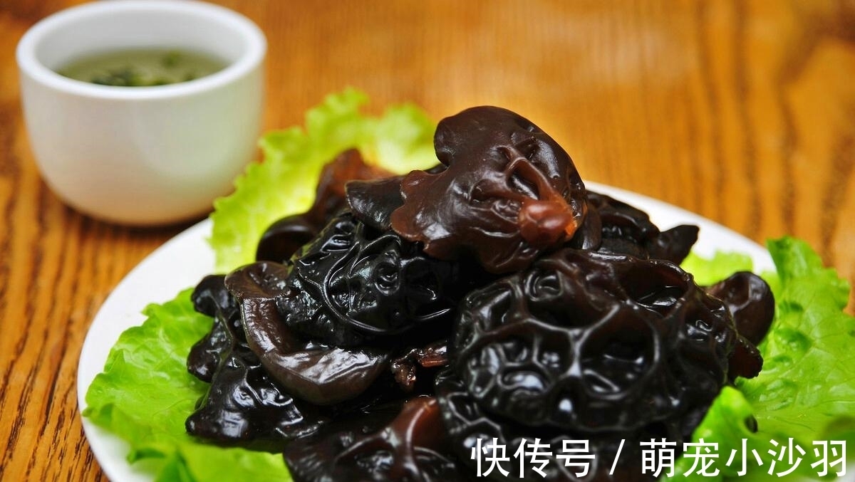 泡木耳时，用清水泡等于吃虫卵！厨师长教您一妙招，脏东西全跑光