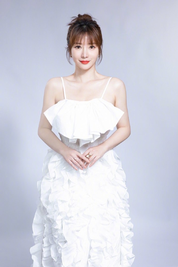 龚琳娜虽然气质高级, 但是化妆师挑的太失败, 穿白裙也不显嫩