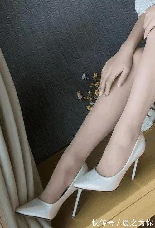 神秘感 高跟鞋搭配上各色丝袜,让腿部线条美丽绽放!