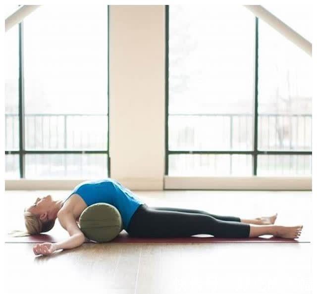 学员|瑜伽最简单也最难的体式你知道吗?一定要有这三点的参与才练对了