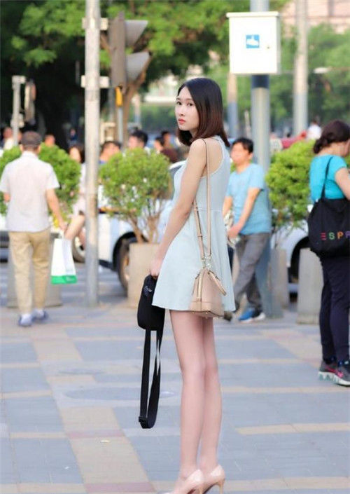 街拍：时尚靓丽的小姐姐，身姿姣好曲线优美，身姿曼妙曲线傲人