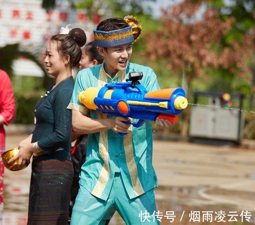 任嘉伦|任嘉伦在《向往》下地干活时，谁看到他穿的鞋子？真当自己没女粉