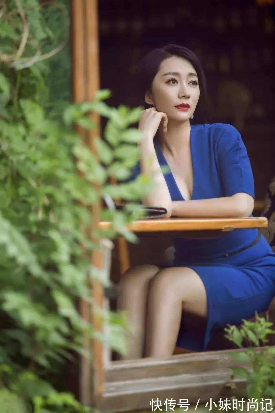 身上穿着|时尚女生搭配高跟鞋,彰显女性的独特魅力