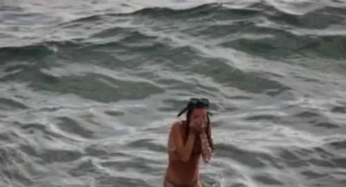 分娩|“最强产妇”火了,3人下海游泳,上岸变4人:游泳顺便把娃生了