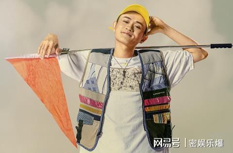 导游|邓超成5哈替补导游,不拿导游旗却挂绶带,看清上面的字没毛病