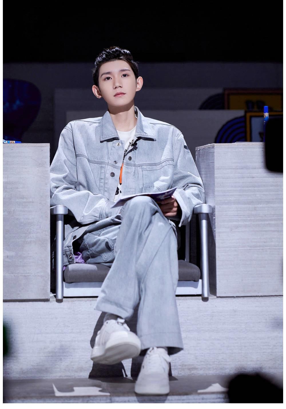 选手|王源《明日创作计划》耐心帮助选手,变反矫情达人态度超man