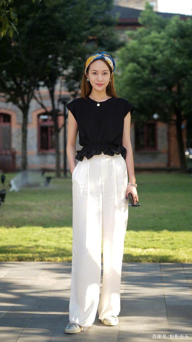 时髦的姑娘追求干净利落的风格,选择一条白裤子,减龄又时尚