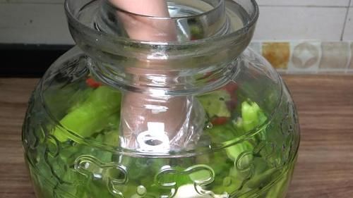 泡酸菜别只加盐，30年老方法告诉你，又酸又脆，放一年不会坏