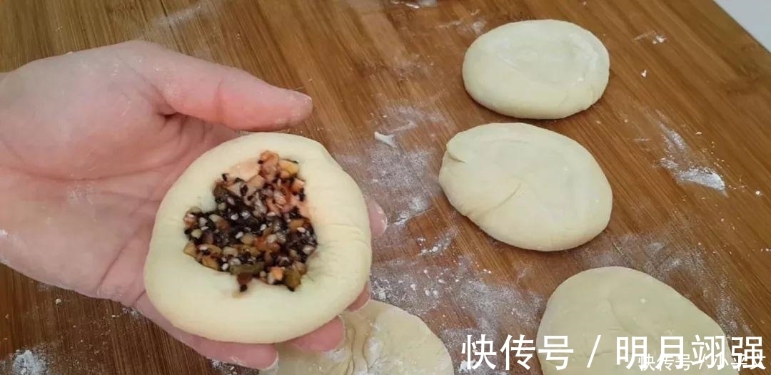 面粉还能这样做,不用一滴水,比面包火烧都好吃,老婆3个不够吃