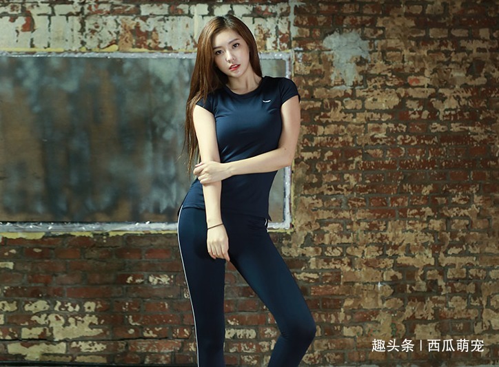 拍打|街拍打底裤美女穿出自信,散发迷人的华丽气息