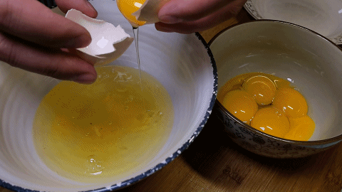 一把菠菜里打入6个鸡蛋，搅拌一下直接上锅蒸，简单营养又好吃