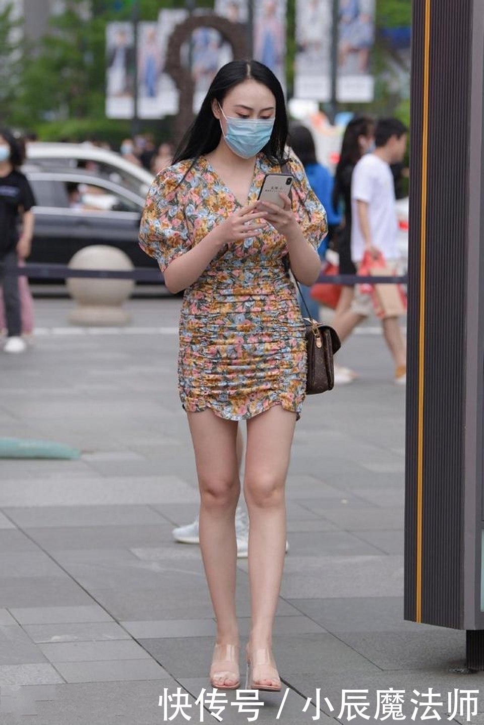 时尚|路人街拍，美女衬衣搭配半身裙，很是清爽宜人