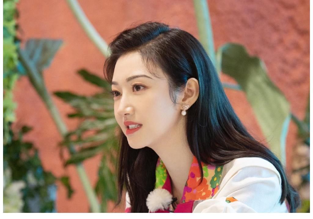 景甜|景甜林允《姐妹们的奇幻沙龙》开播，板块太多，缺少重点，亮点少