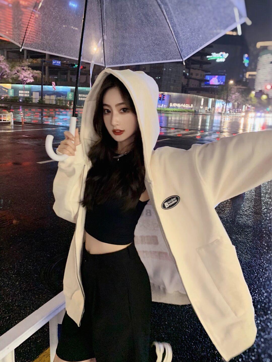 克莱因蓝|不挑年龄的“休闲风”,借鉴几个实用的技巧,卫衣也能穿出潮流感