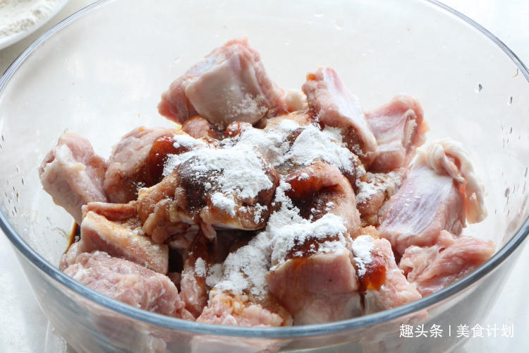 懒人吃法|天热排骨别再炖了，教你懒人吃法，不加油不加水，出锅瞬间就吃光