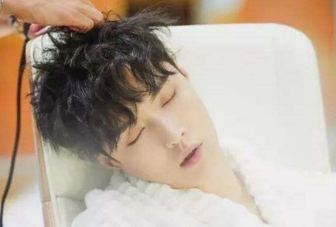 |明星睡姿哪家强?李现老实,王一博搞笑,看到肖战:好乖