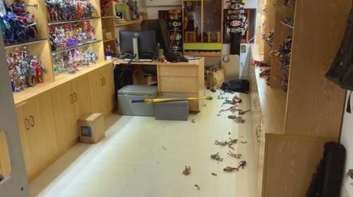 橱窗|熊孩子弹指间摧毁妹子手办,家长用一百元打发妹子,妹子:法庭见