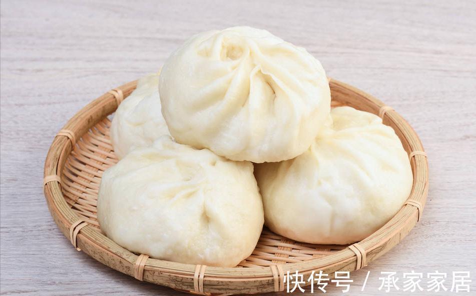 蒸包子容易“死面”?奶奶教我3窍门,包子松软可口,出锅不回缩