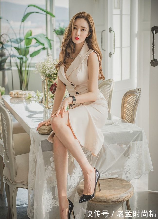 穿搭|小姐姐穿米白色连衣裙,尽显优雅气质,美丽动人