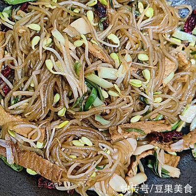 都怪豆芽炒粉条，焖一锅米饭都不够吃