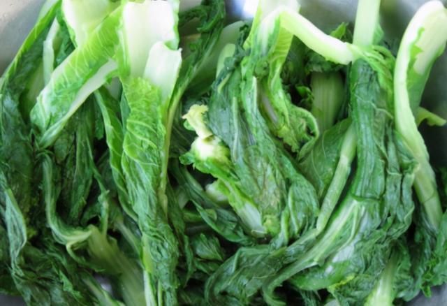 腌酸菜这方法老妈用了20年,不放油3天就变色,比老坛酸菜爽口