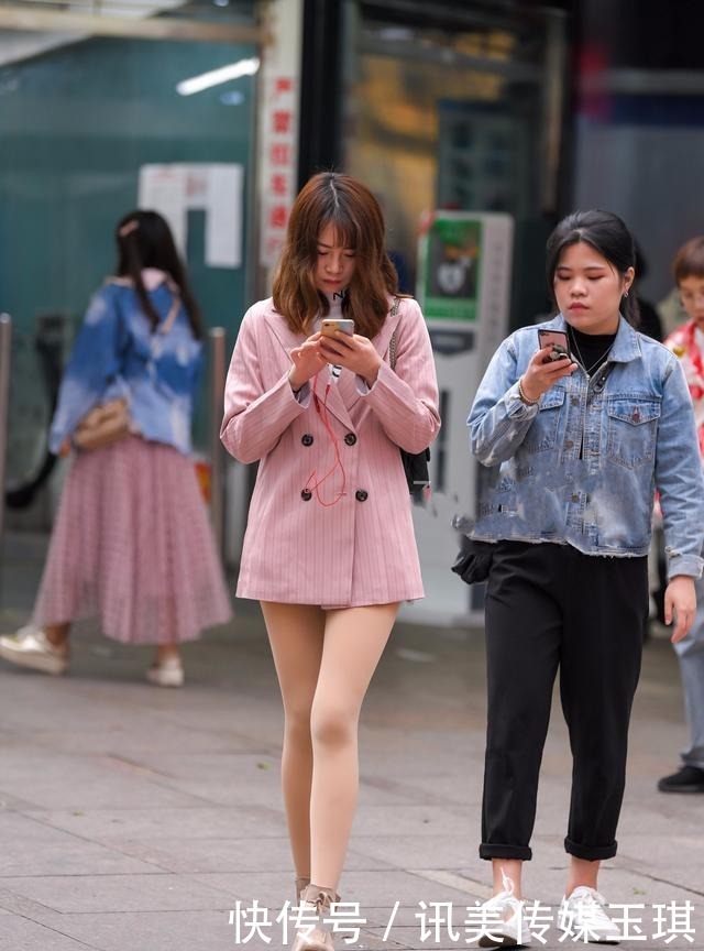 短裤|粉色西装搭配短裤,脚上穿一双短靴,尽显风度翩翩