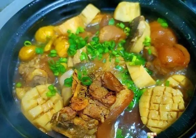 冬天要常吃这碱性菜，切成段跟猪蹄炖入味，鲜香脆嫩，好吃又解馋