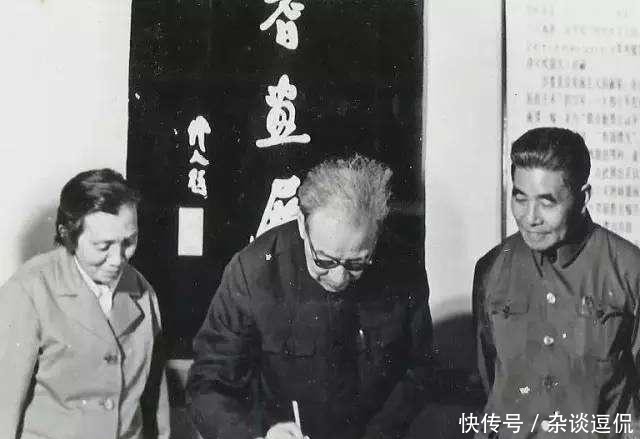 发病|两度被送进疯人院,然而发病时在报纸上的涂鸦,也价值上百万
