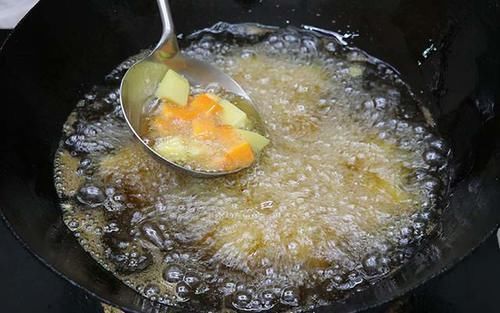 土豆不要炒土豆丝了,教你一道传统老菜炒三丁,做法简单好吃下饭