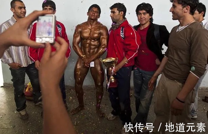 冠军|阿富汗人有多喜欢健身?背着火箭筒去健身房!难怪频出健美冠军