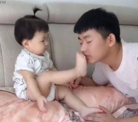 精力|宝爸假装被宝宝的脚丫熏倒,下一秒宝宝的反应,笑哭一众网友