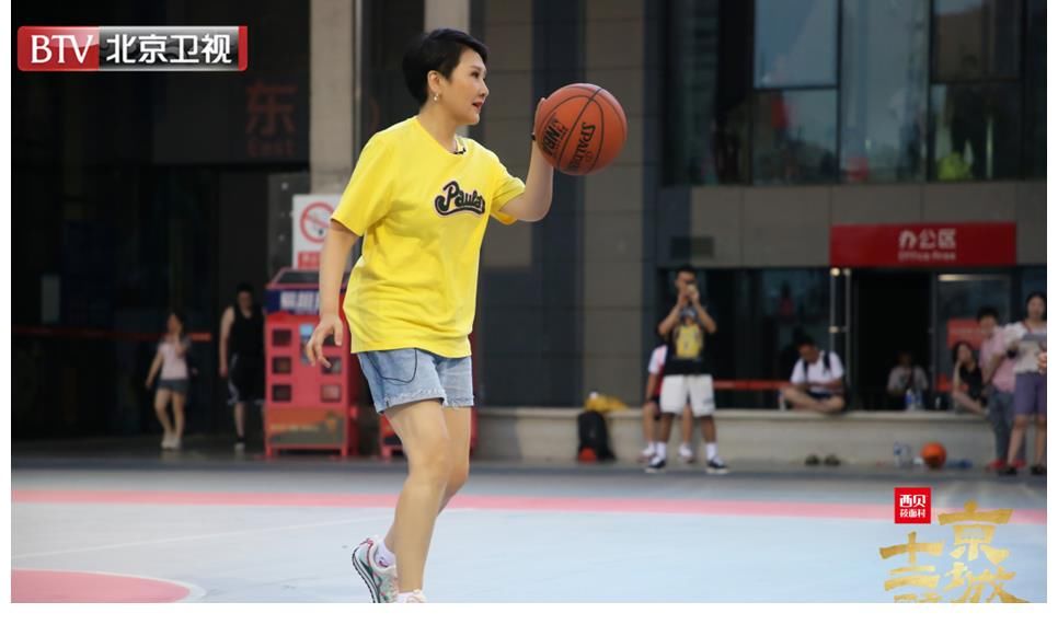 街头篮球|北京卫视《京城十二时辰》丨蔡国庆父子挑战街头篮球 张凯丽母女打卡萌动潮玩