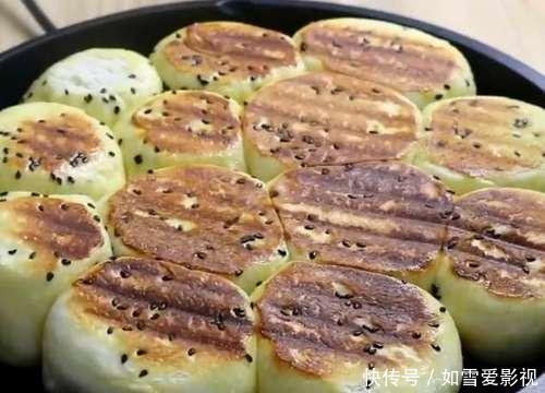  蓬松|面包还在买着吃吗在家用饼铛就能做，蓬松拉丝又香甜，特别简单