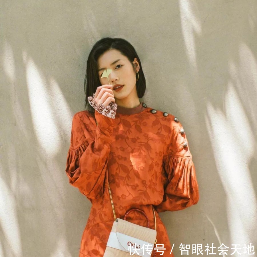 暖色|夏季怎么从色彩上穿出时髦感？学会“3：7”配色法则，很显高级
