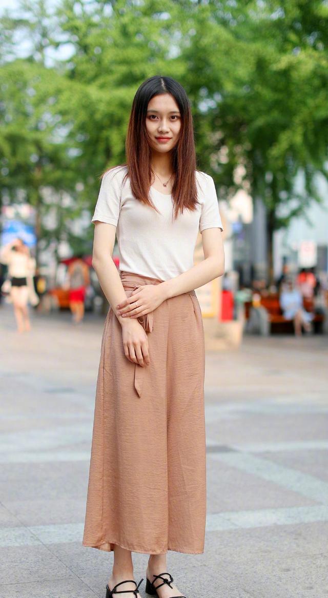 细长|街拍:双腿细长的小姐姐,长相真清纯,很有女人味