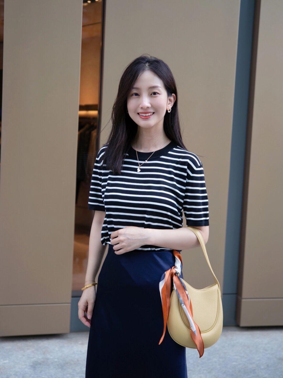 阔腿裤|秋季最火穿搭指南,条纹衫搭配半身裙或者白色阔腿裤,高级时髦!