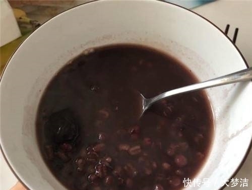 它是“穷人的燕窝”，坚持每周食一碗，皮肤水嫩发光，面膜钱省了