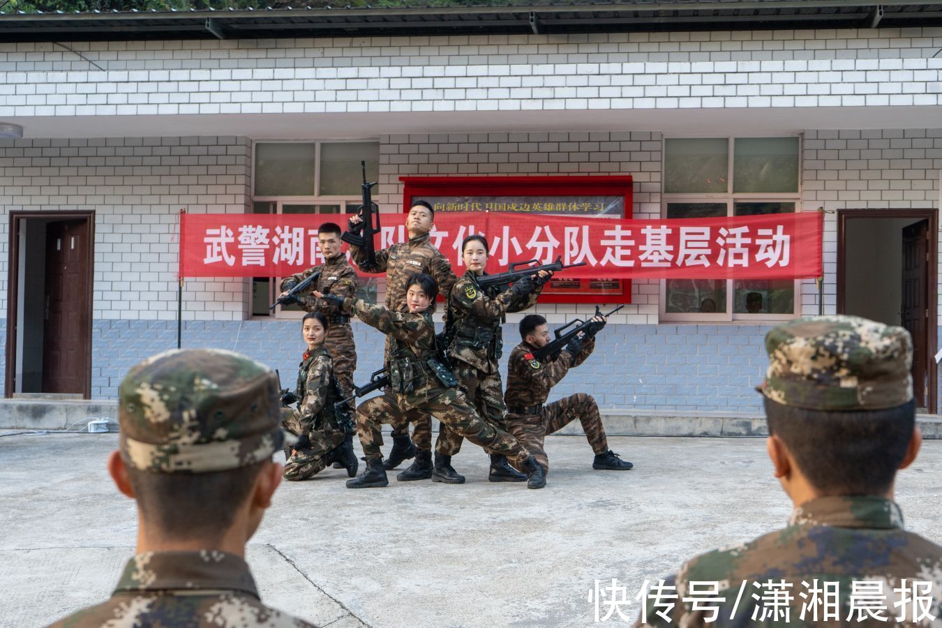 大山深处，23人的演出，观众只有2人