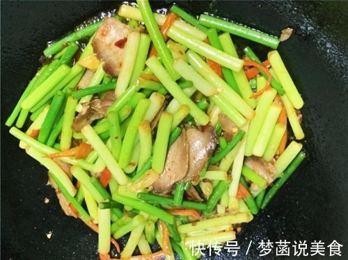 蒜苔直接炒根本不入味,要想炒的香必须加一步骤,才能又香又入味
