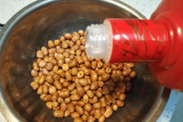 油炸花生米,不能直接用油炸!学会3技巧,酥香可口,不糊不回潮