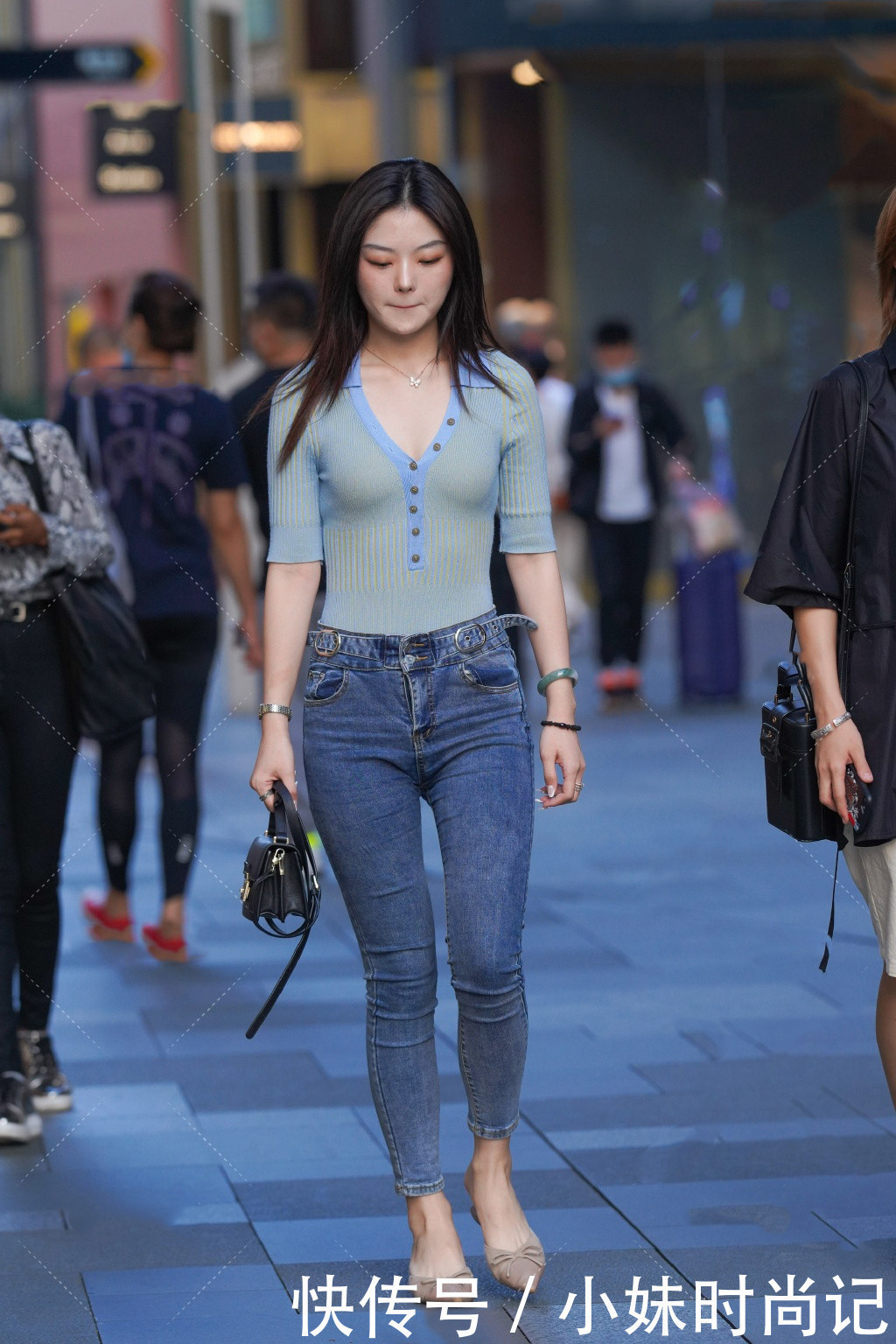 舒适|街拍入秋了穿什么修身牛仔裤搭配针织T恤,舒适靓丽又好看