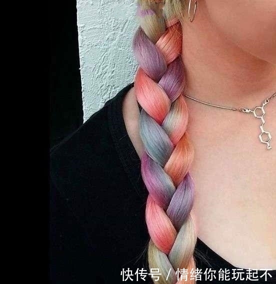 头发|女子11年只染发不剪头发,落下头发后,让众人惊艳