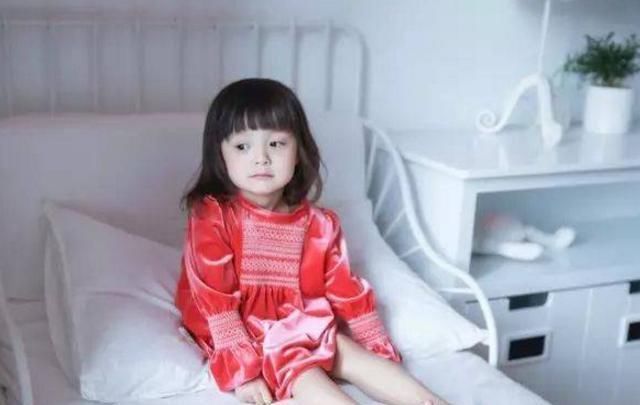 妈妈|5岁女儿自己睡2米大床,却总说“很挤”,妈妈看完监控后泪目