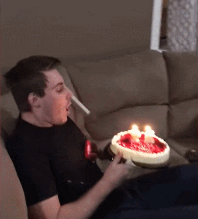 |搞笑GIF趣图:伴娘好不容易抢到捧花,都幸福得站不稳了