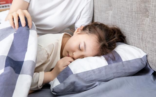 妈妈|哥哥帮妈妈哄妹妹午休,结果自己先睡着了,妈妈看到这一幕好暖心